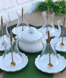 Witte zoete theekopjes en schoteltjes voor zes personen, gemaakt in Turkije